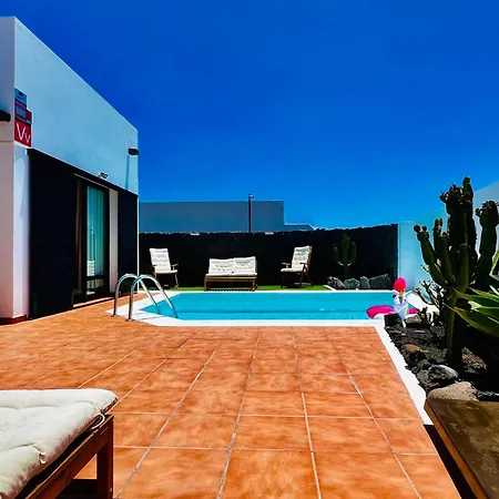 El Salto 37: Renovated Retreat With Heated Pool And All-day Sun Playa Blanca (Lanzarote)