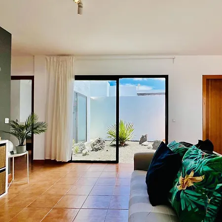 El Salto 37: Renovated Retreat With Heated Pool And All-day Sun Playa Blanca (Lanzarote)