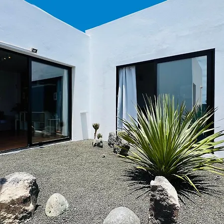 El Salto 37: Renovated Retreat With Heated Pool And All-day Sun Villa Playa Blanca (Lanzarote)